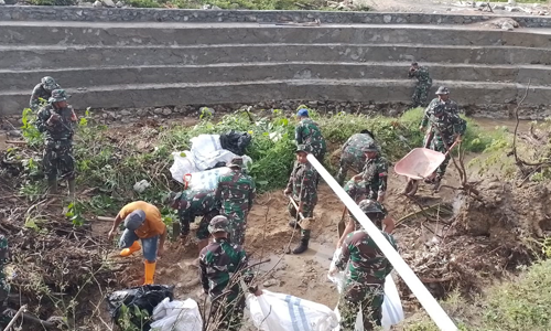 Karya Bhakti di Desa Pentadio Timur, Babinsa Bersama Warga Gotong Royong Jaga Kebersihan Lingkungan